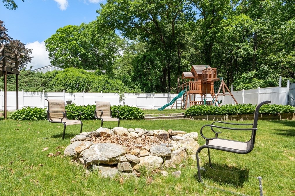 8 Alamo Cir, Chelmsford MA 01824-4547 exterior