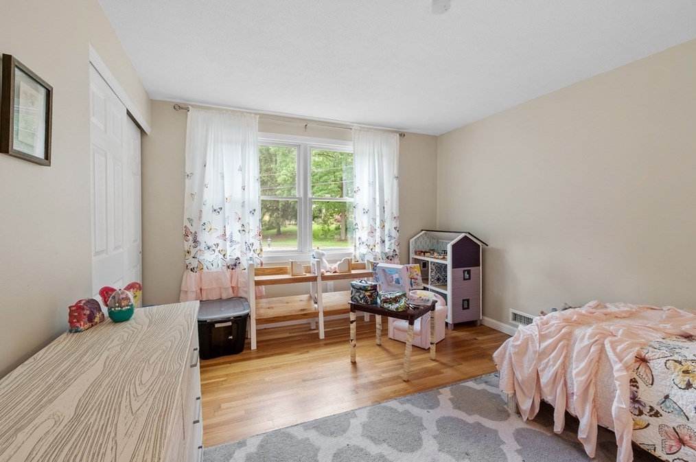 8 Alamo Cir, Chelmsford MA 01824-4547 exterior