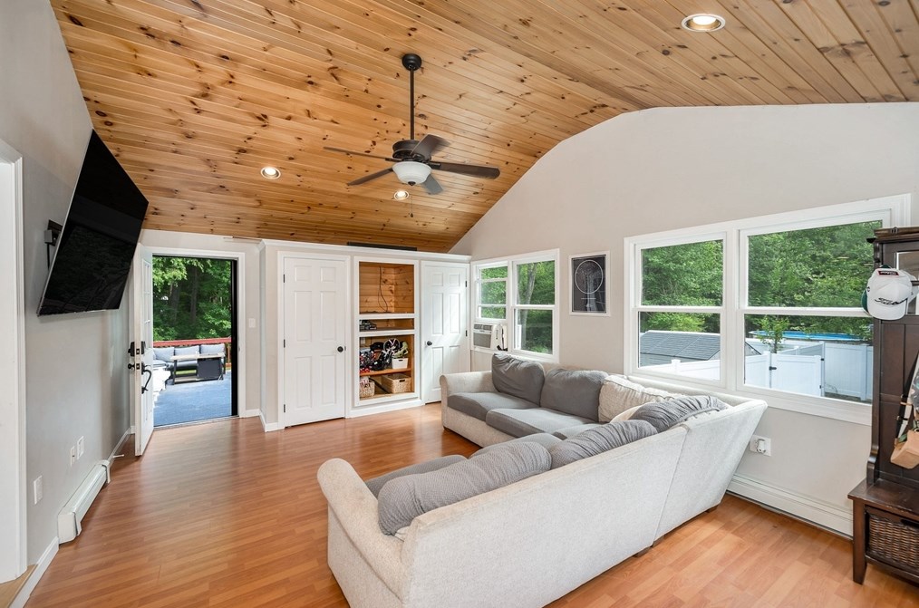 4 Governor Saltonstall Rd, Billerica, MA 01821 exterior