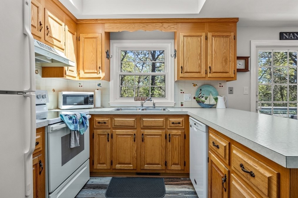 50 Monomoit Ln, Chatham MA 02633-2945 exterior