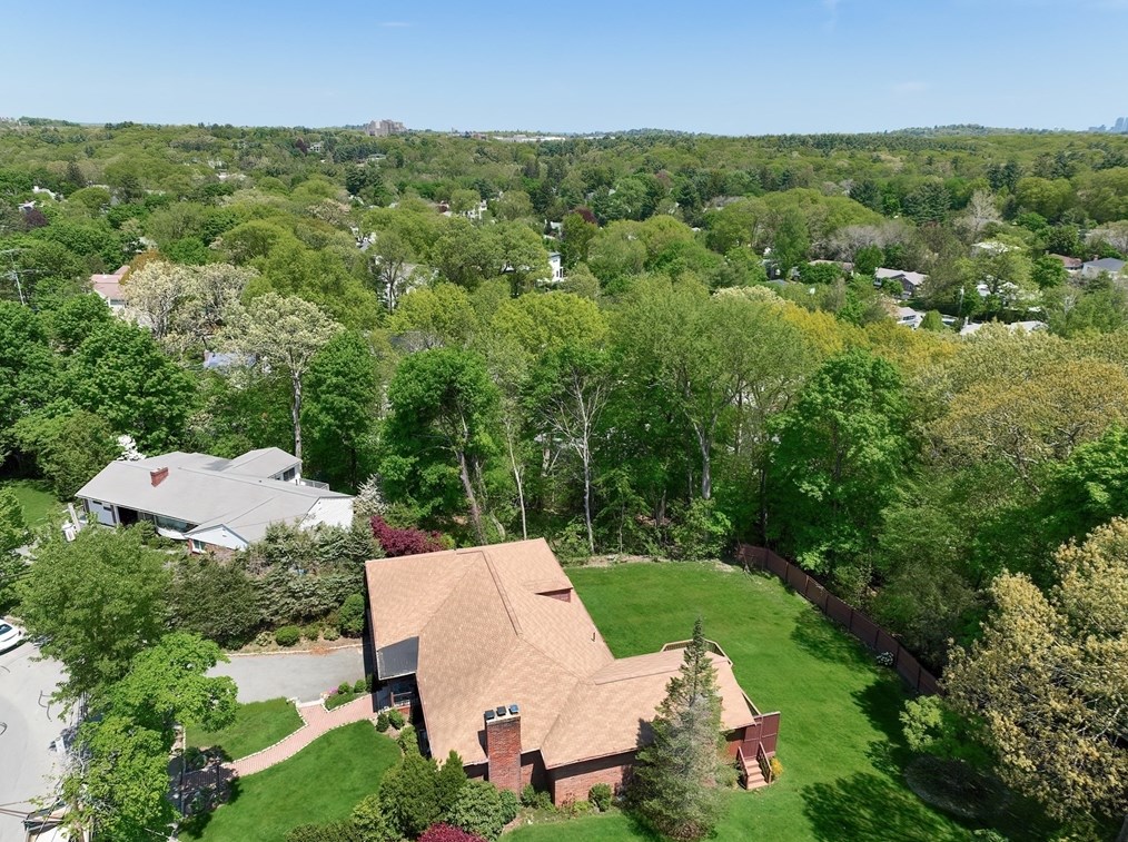 81 Cross Hl Rd, Newton MA 02459-3121 exterior