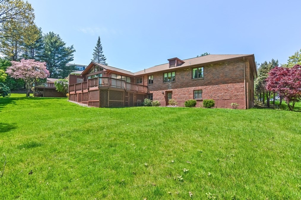 81 Cross Hl Rd, Newton MA 02459-3121 exterior