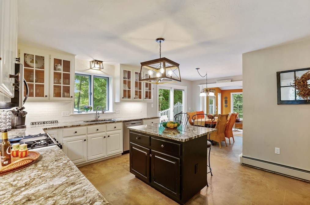 4 Linbrook Ln, Franklin MA 02038-1673 exterior