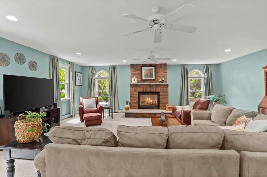 4 Linbrook Ln, Franklin MA 02038-1673 exterior