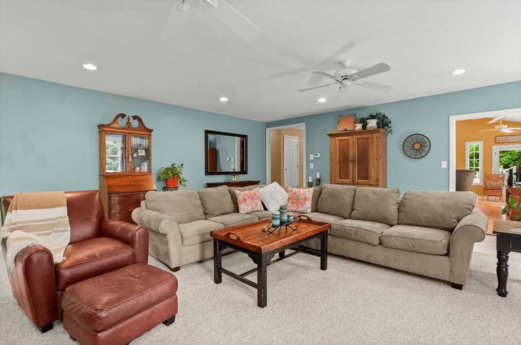 4 Linbrook Ln, Franklin MA 02038-1673 exterior