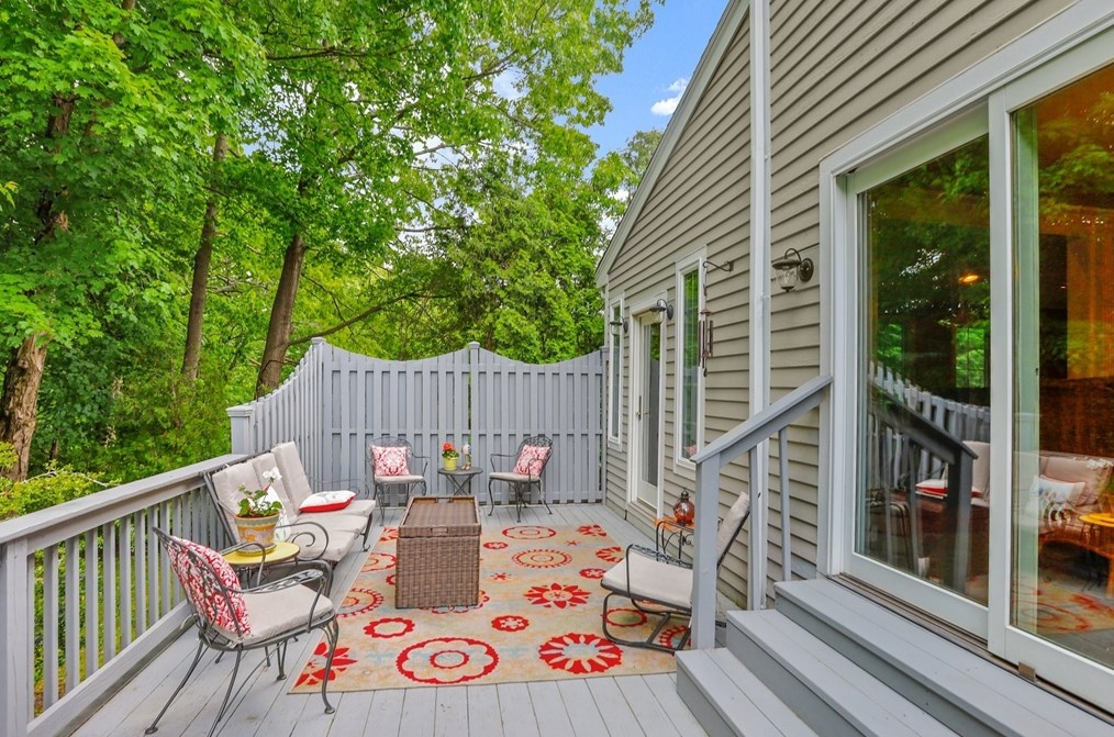 4 Linbrook Ln, Franklin MA 02038-1673 exterior