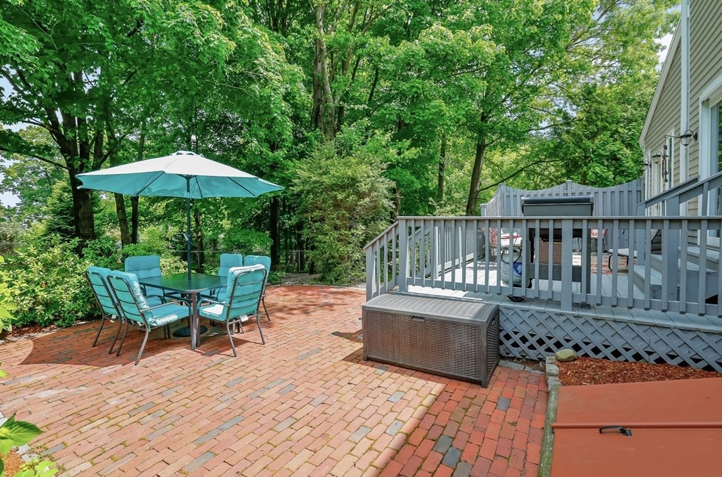 4 Linbrook Ln, Franklin MA 02038-1673 exterior