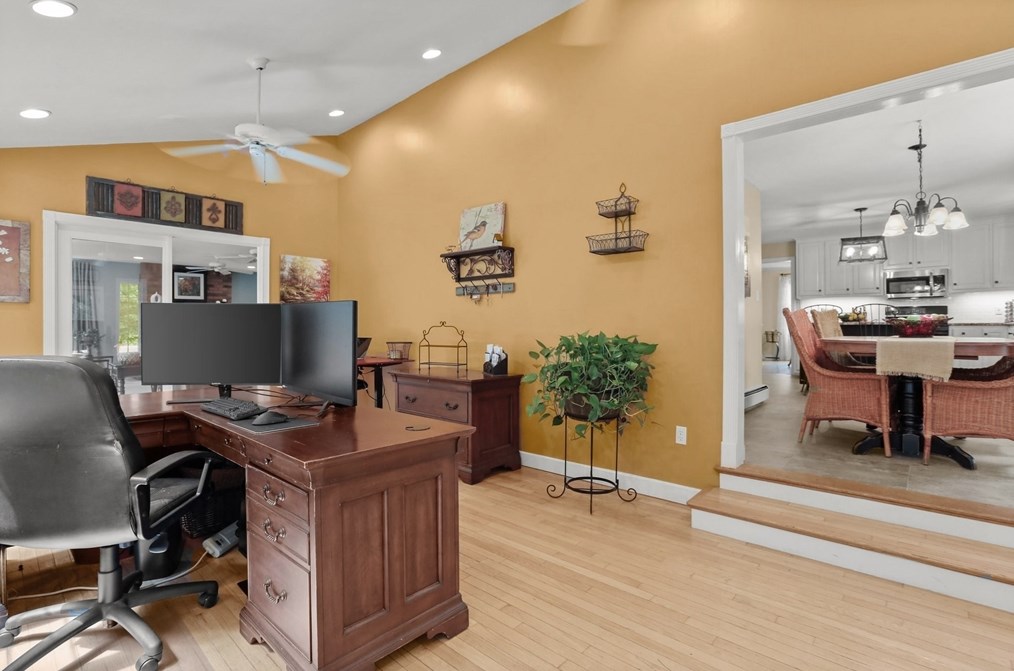 4 Linbrook Ln, Franklin MA 02038-1673 exterior