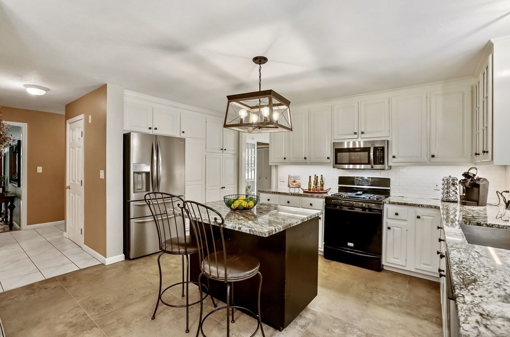 4 Linbrook Ln, Franklin MA 02038-1673 exterior