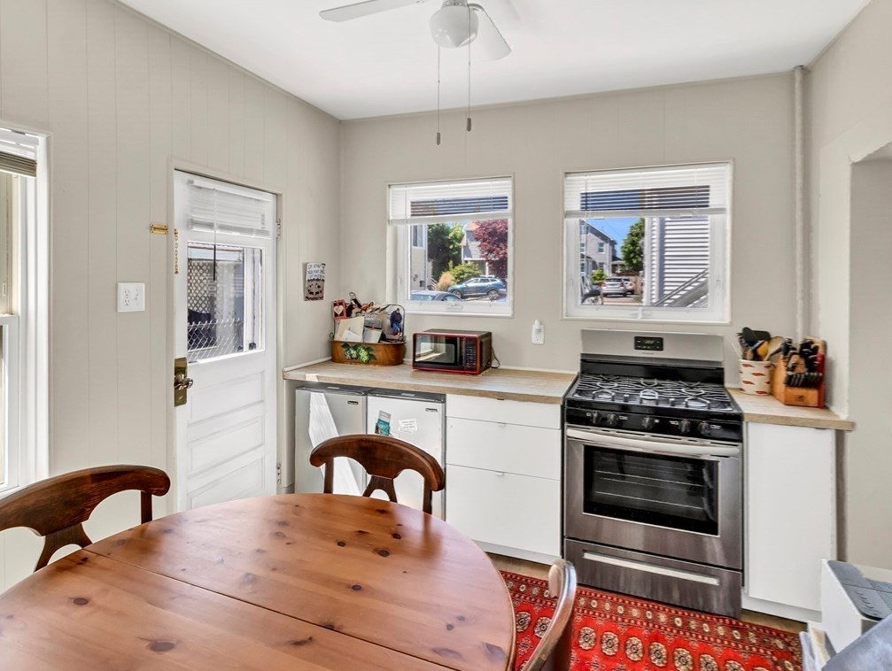 52 H St, Hull MA 02045-1809 exterior