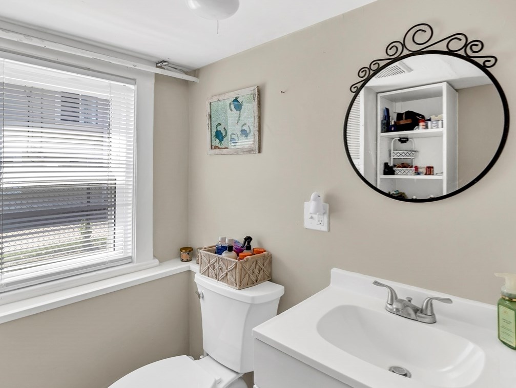 52 H St, Hull MA 02045-1809 exterior