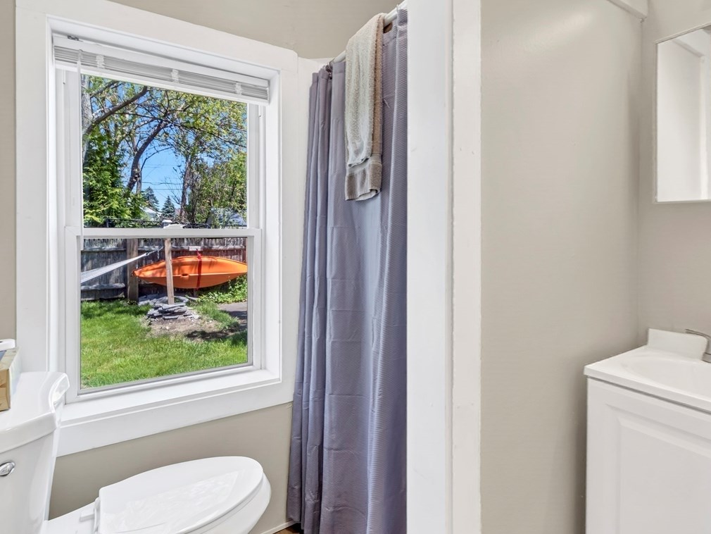 52 H St, Hull MA 02045-1809 exterior