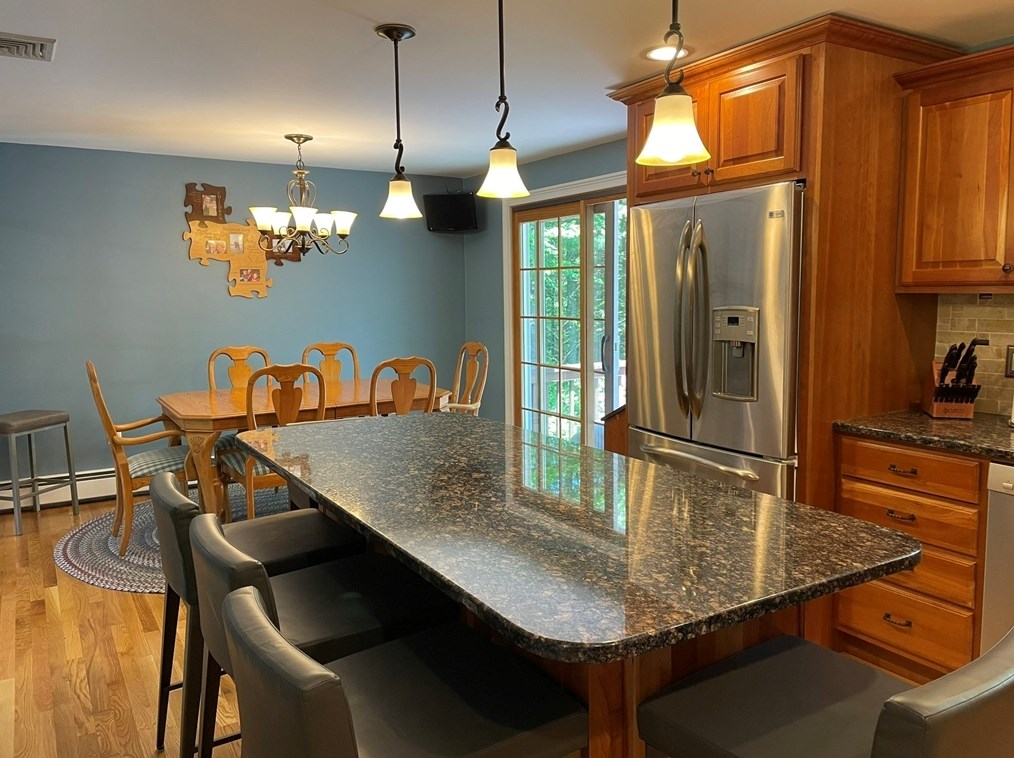 8 Fieldstone Ln, Beverly, MA 01915 exterior