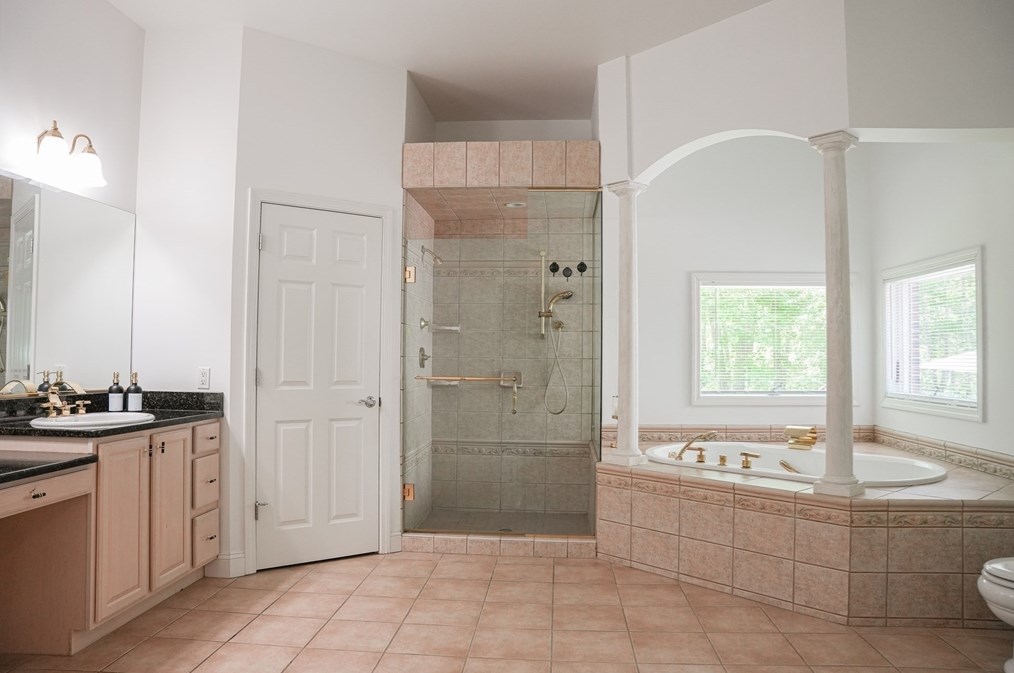 1274 Old Fall Riv Rd, Dartmouth MA 02747-1158 exterior