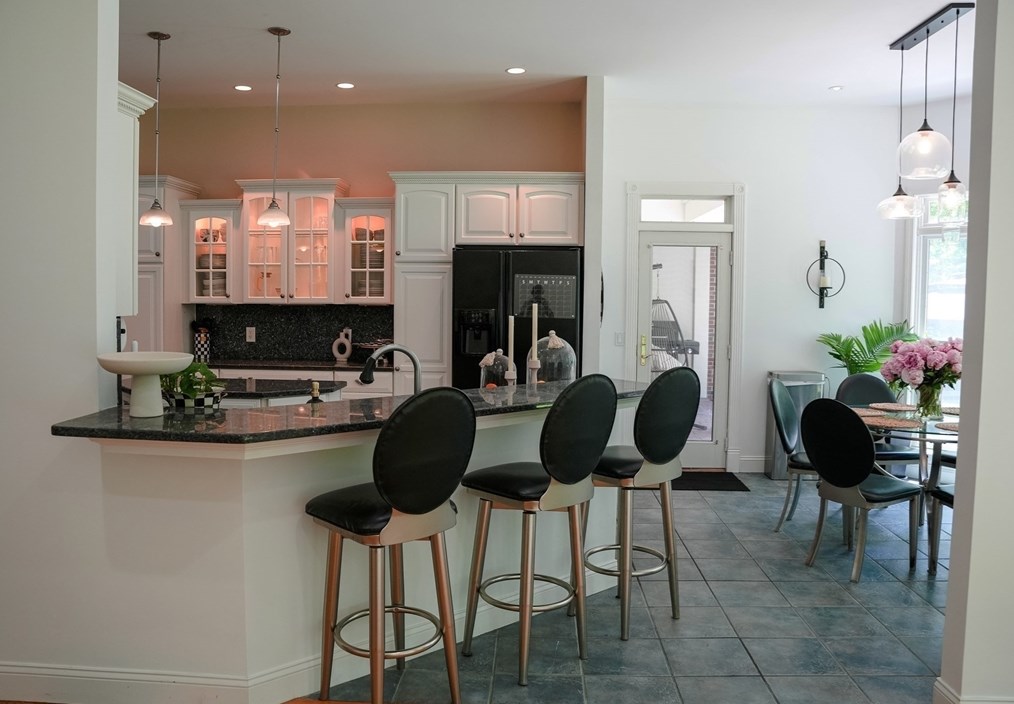 1274 Old Fall Riv Rd, Dartmouth MA 02747-1158 exterior