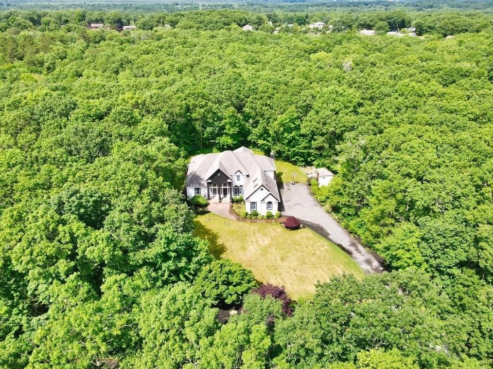 1274 Old Fall Riv Rd, Dartmouth MA 02747-1158 exterior