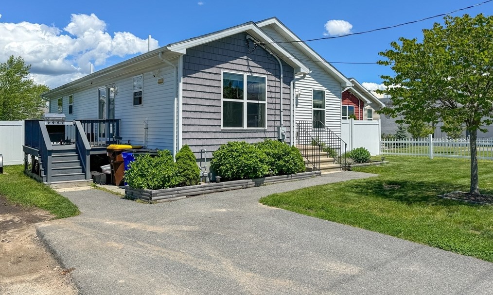 334 Newton St, Fall River, MA 02721-2302