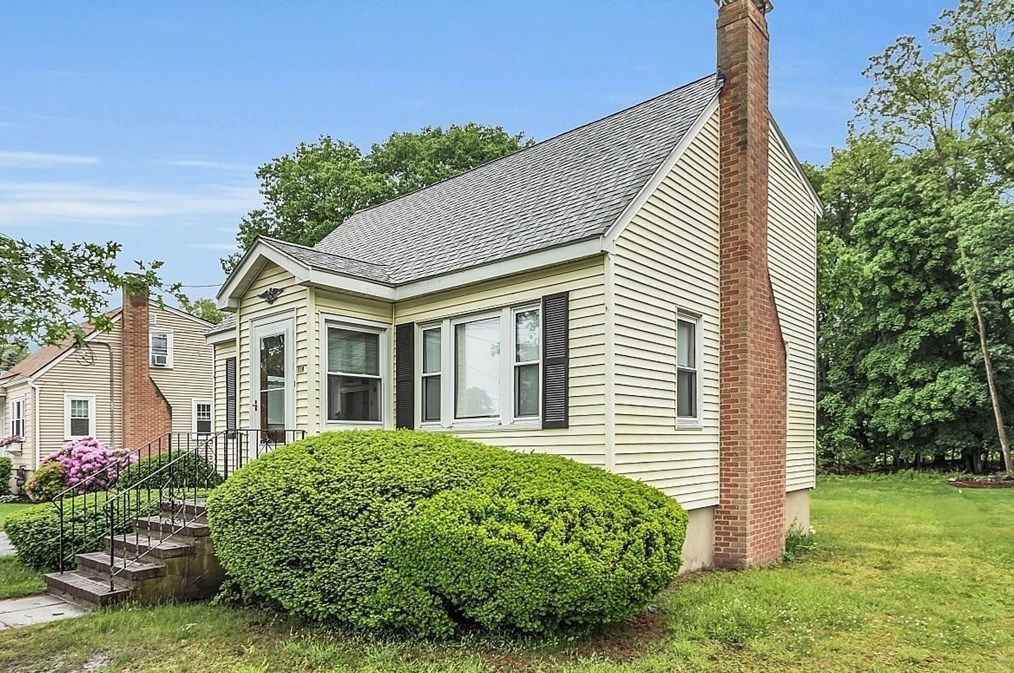 118 Pond St, Stoneham, MA 02180