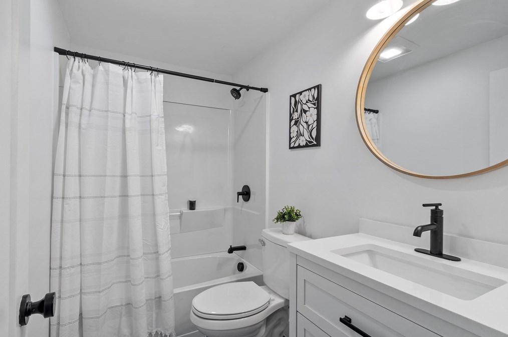 12 Seneca Dr, Hudson MA  01749-3126 exterior