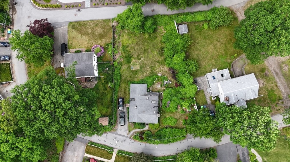 28 Woodland Rd, Wayland MA  01778-3432 exterior