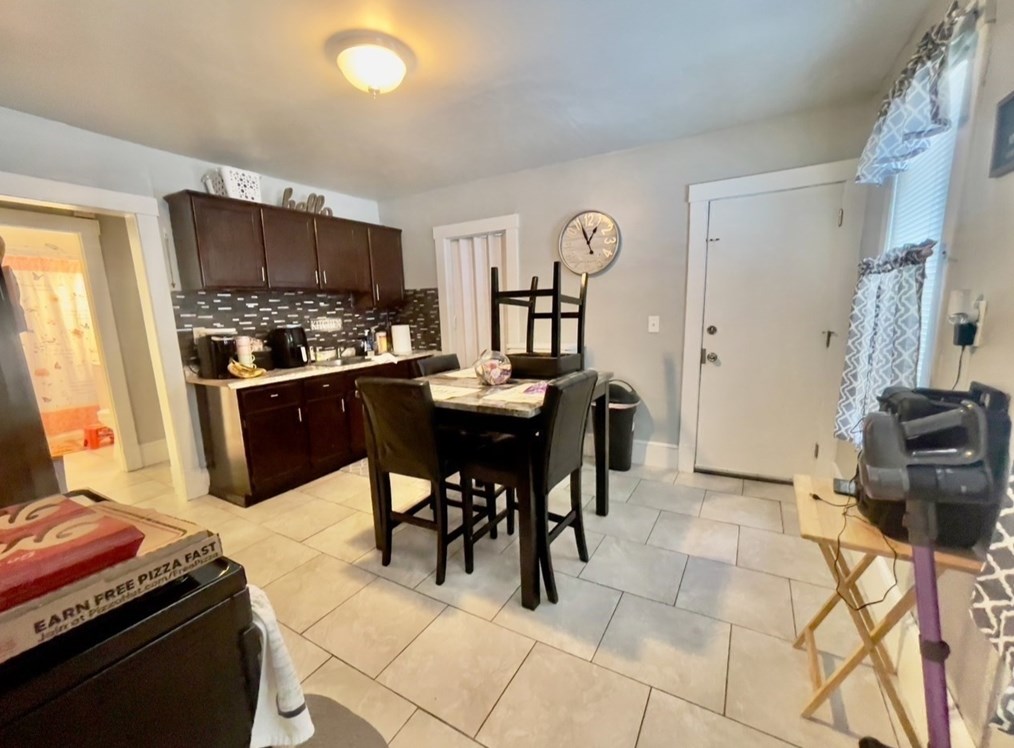 82 Abbe Ave, Springfield MA  01107-1014 exterior