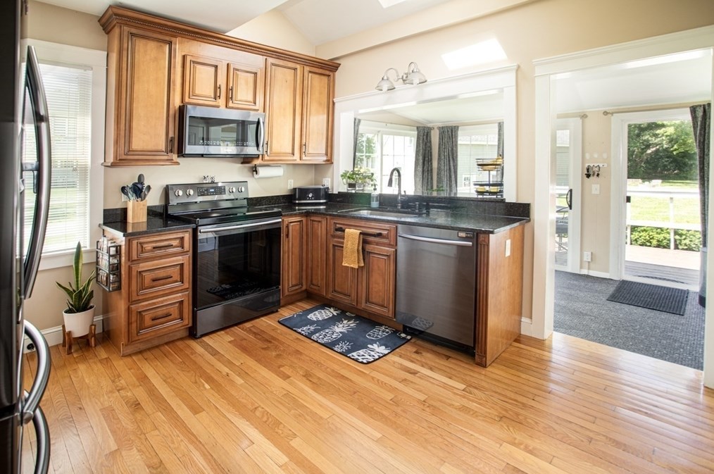 9 Warren Ave, Seekonk MA 02771-3814 exterior