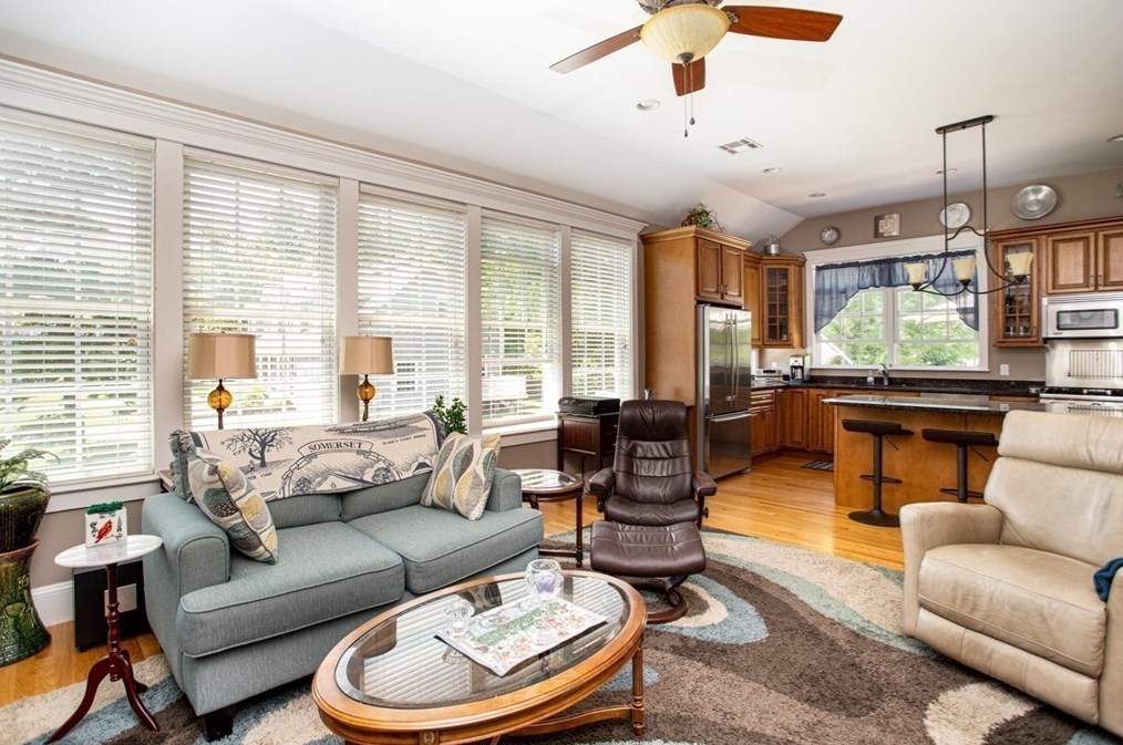 9 Warren Ave, Seekonk MA 02771-3814 exterior