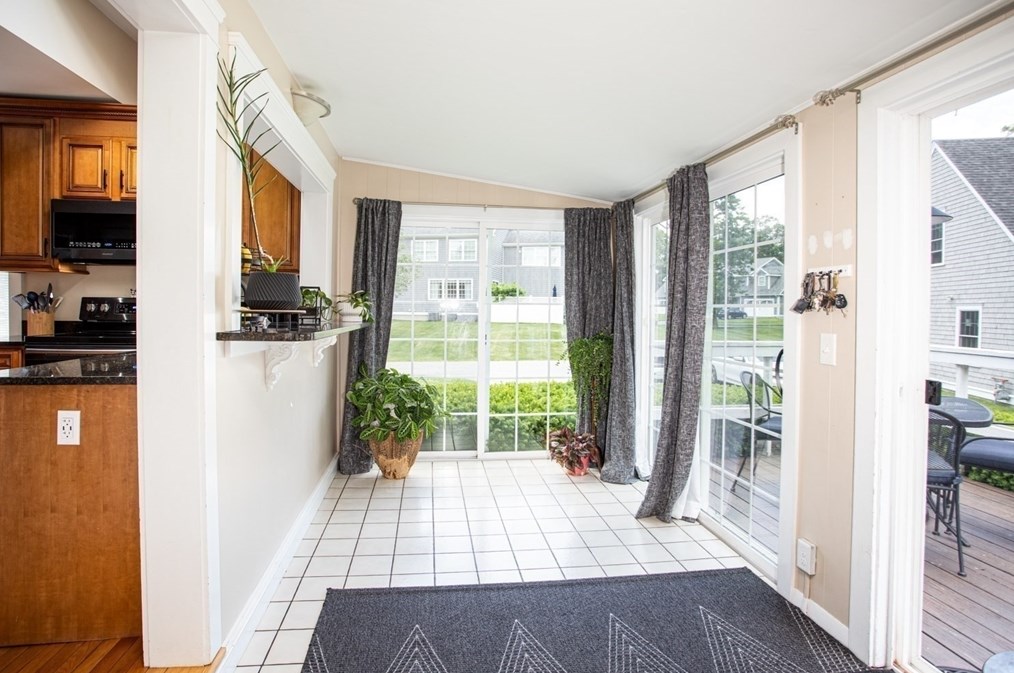 9 Warren Ave, Seekonk MA 02771-3814 exterior