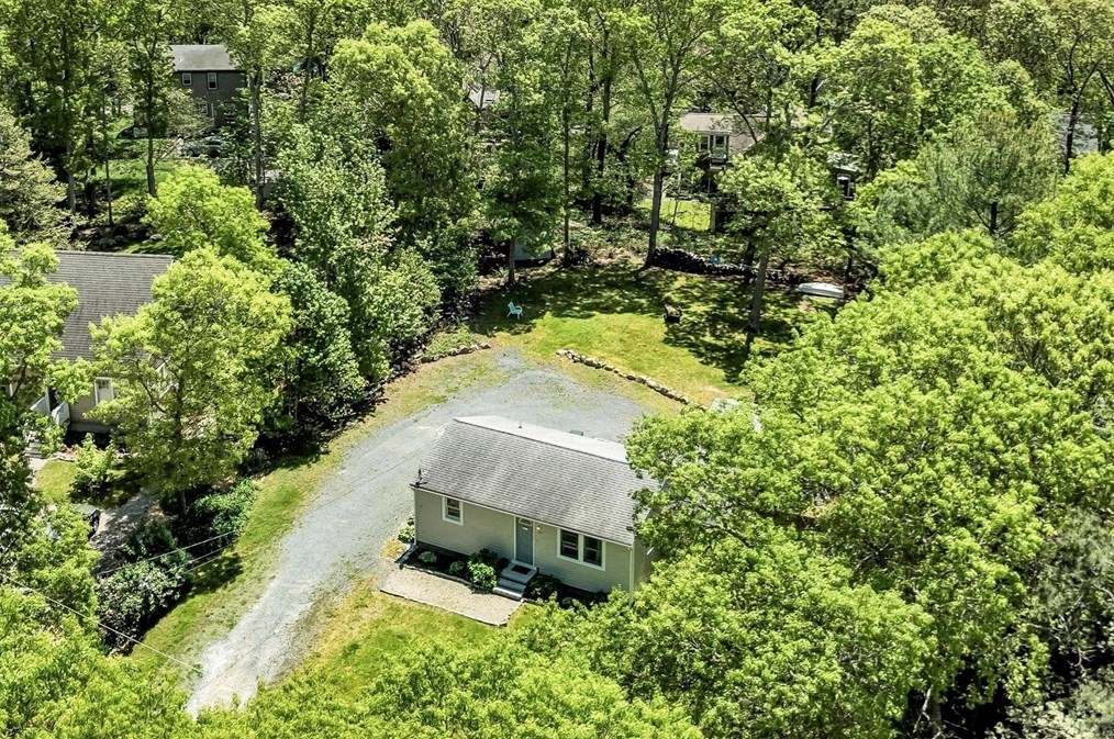 23 Highview Ave, Mashpee MA 02649-4300 exterior