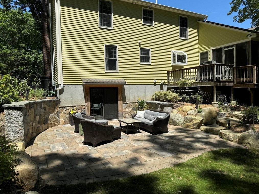 4 Longobardi Dr, Franklin MA exterior