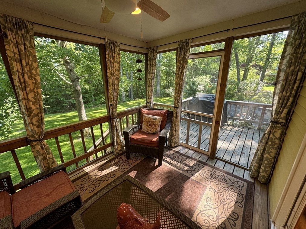 4 Longobardi Dr, Franklin MA exterior