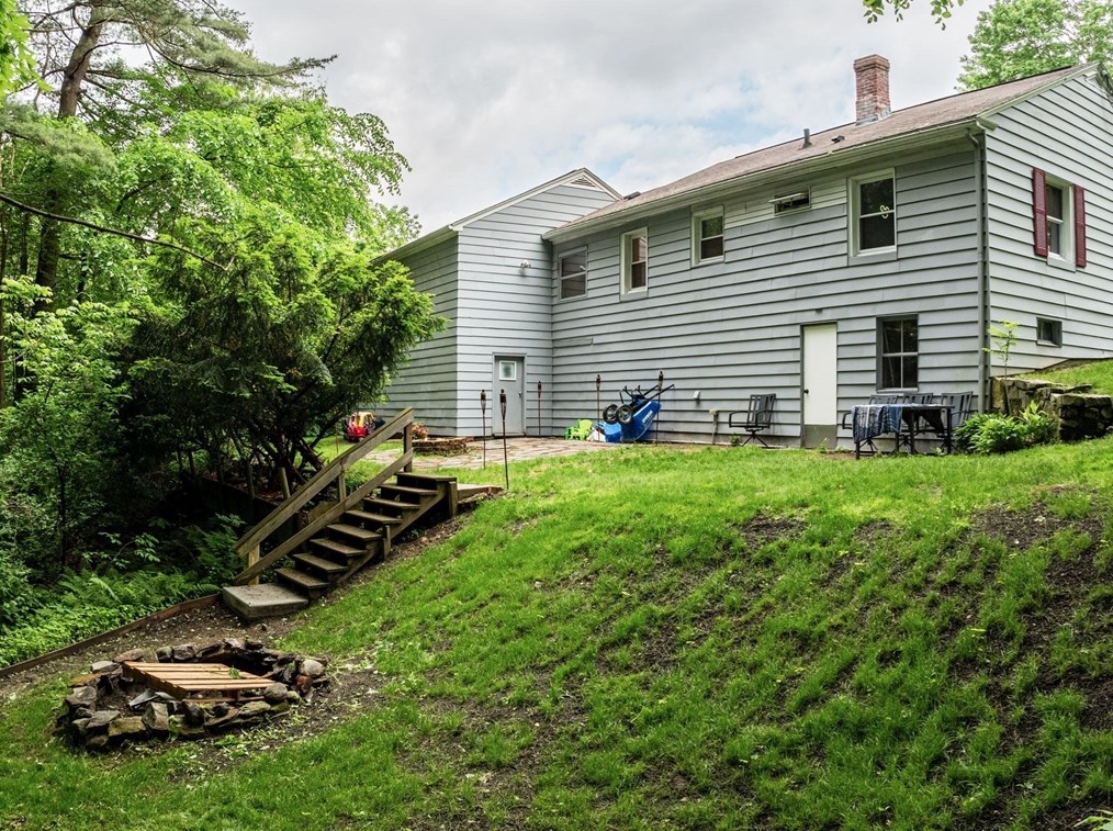 23 Reynolds Ave, Monson MA  01057-1412 exterior