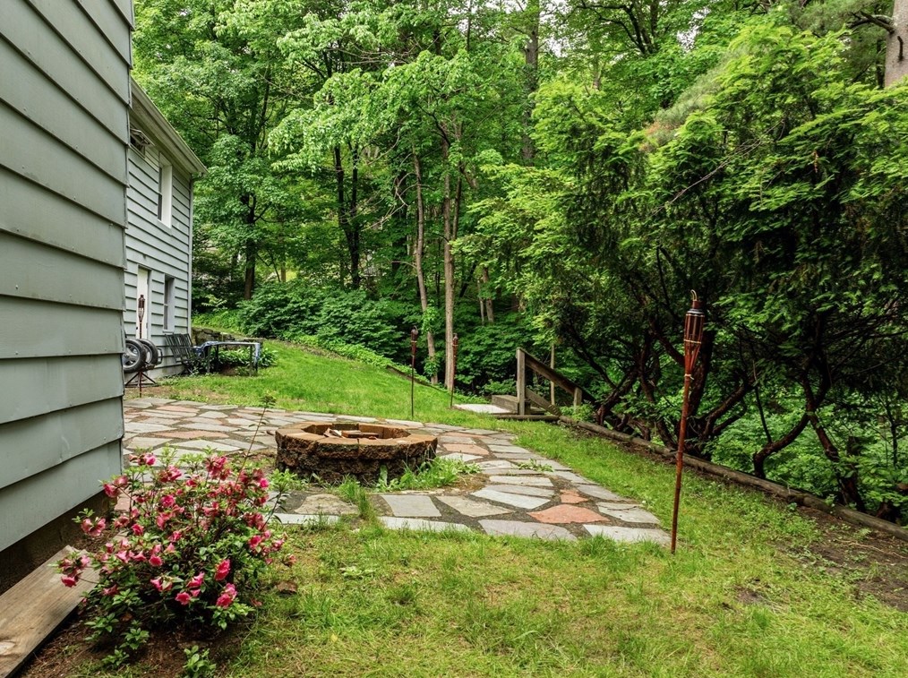 23 Reynolds Ave, Monson MA  01057-1412 exterior