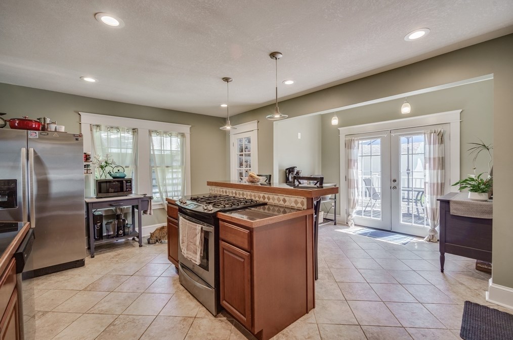 100 Lawndale St, Chicopee MA 01013-2105 exterior