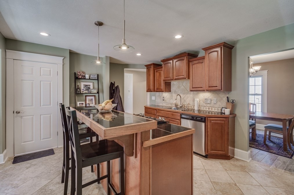 100 Lawndale St, Chicopee MA 01013-2105 exterior