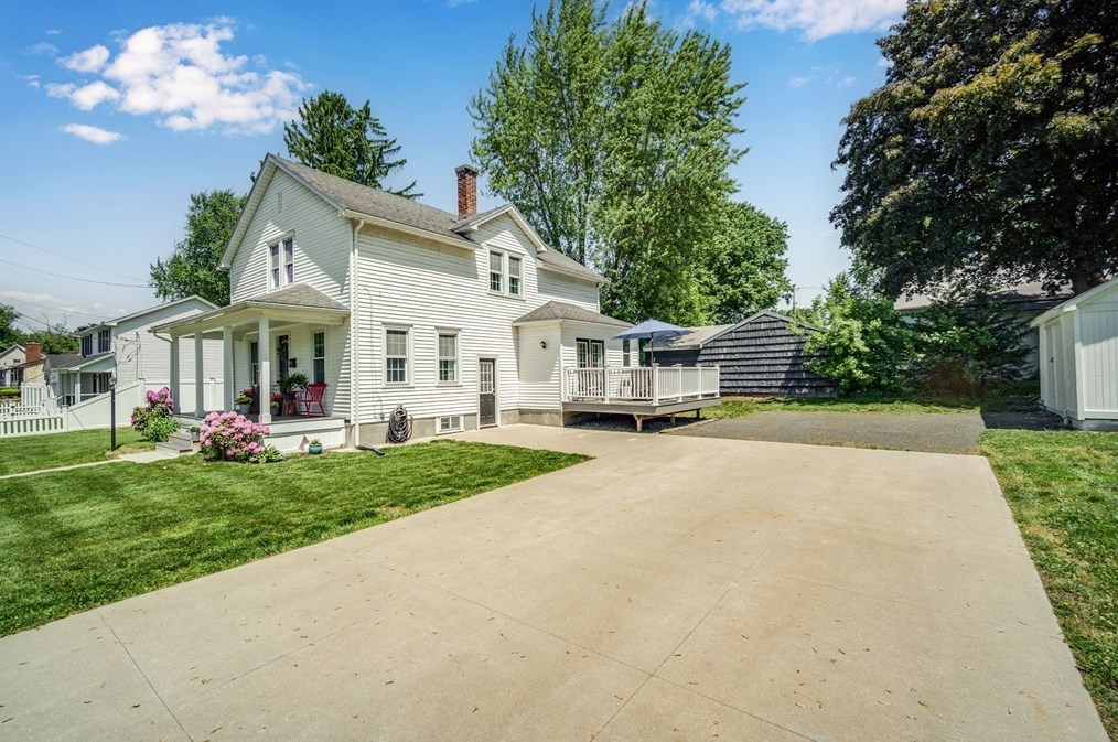 100 Lawndale St, Chicopee MA 01013-2105 exterior