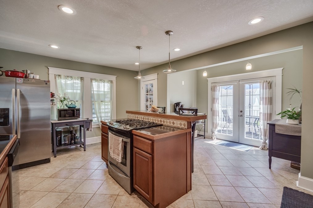 100 Lawndale St, Chicopee MA 01013-2105 exterior