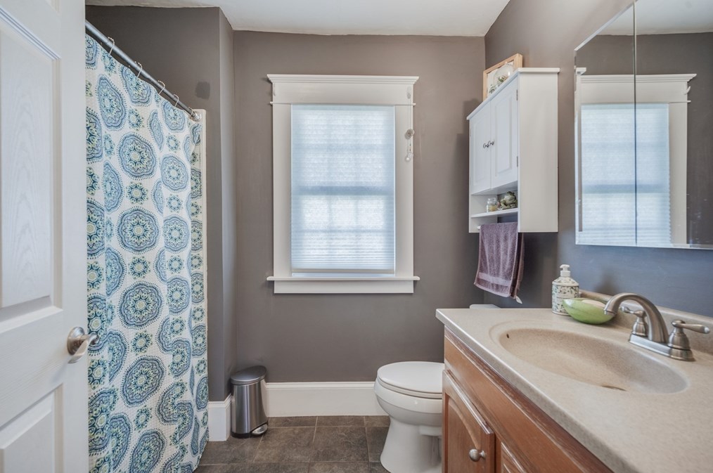 100 Lawndale St, Chicopee MA 01013-2105 exterior