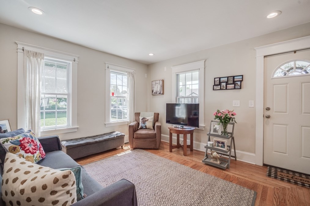 100 Lawndale St, Chicopee MA 01013-2105 exterior