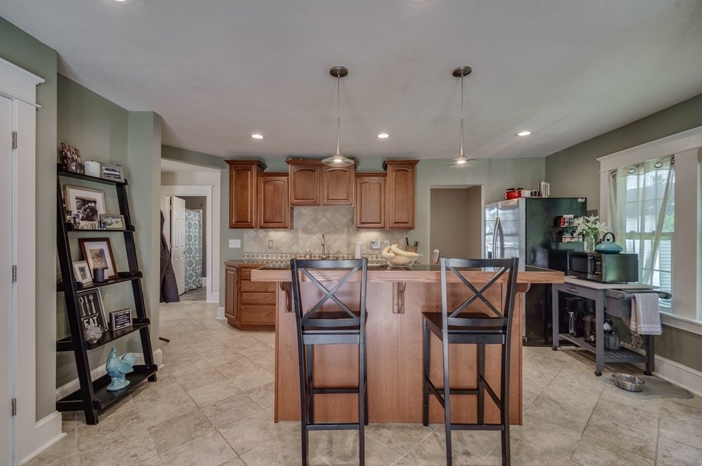 100 Lawndale St, Chicopee MA 01013-2105 exterior