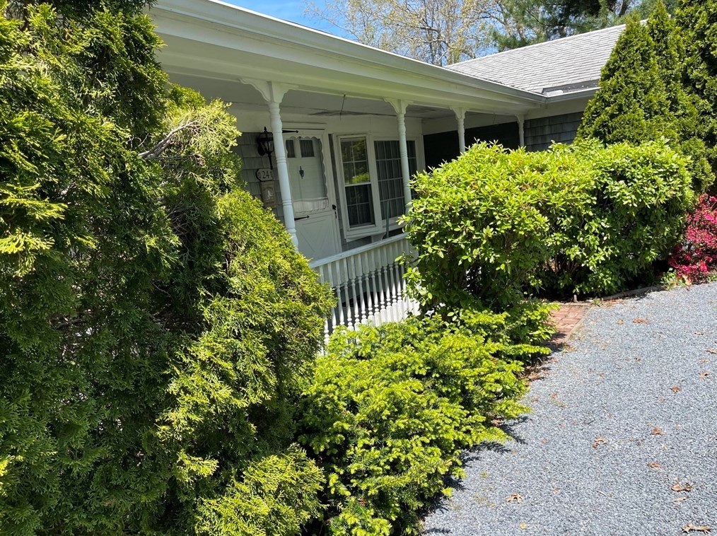 24 Cayuga Ave, Mashpee MA 02649-4936 exterior