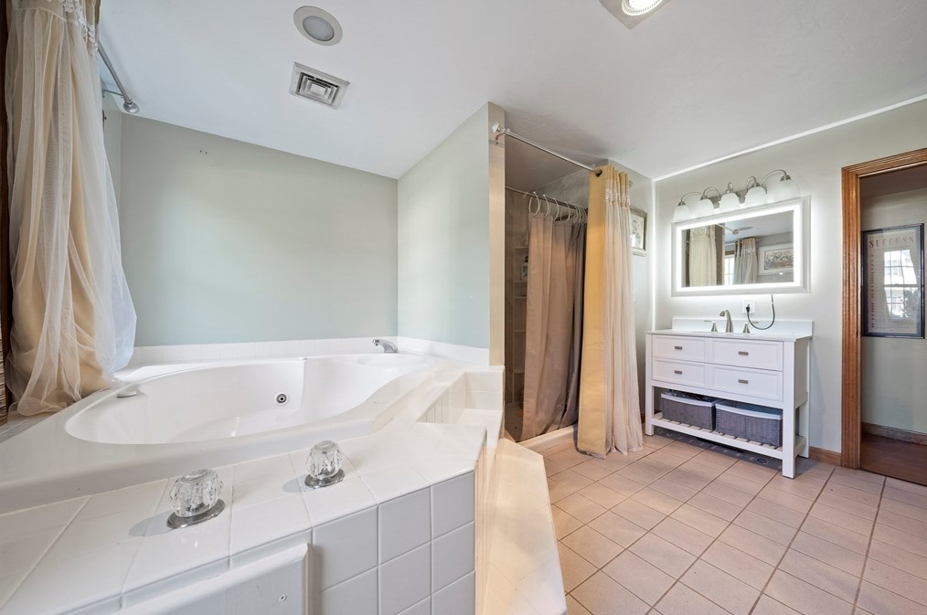 17 Edward Dr, Whitman MA 02382-1660 exterior