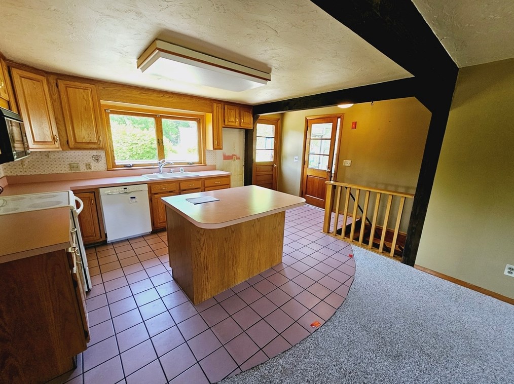 2 Meadowbrook Rd, Hudson MA 01749-1920 exterior