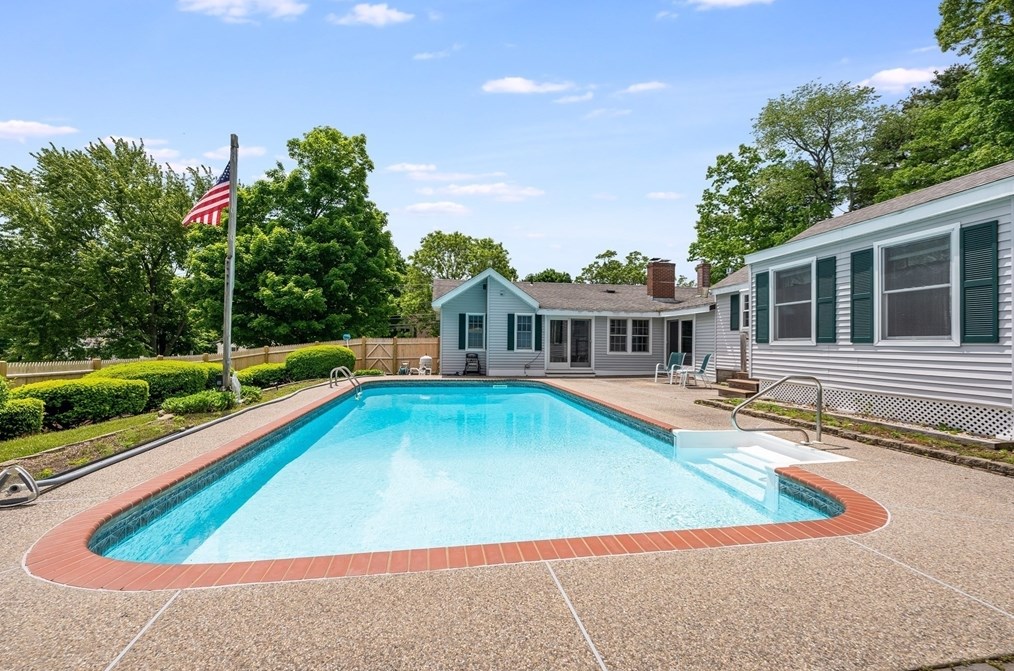 261 Asbury St, Hamilton MA 01982-1842 exterior