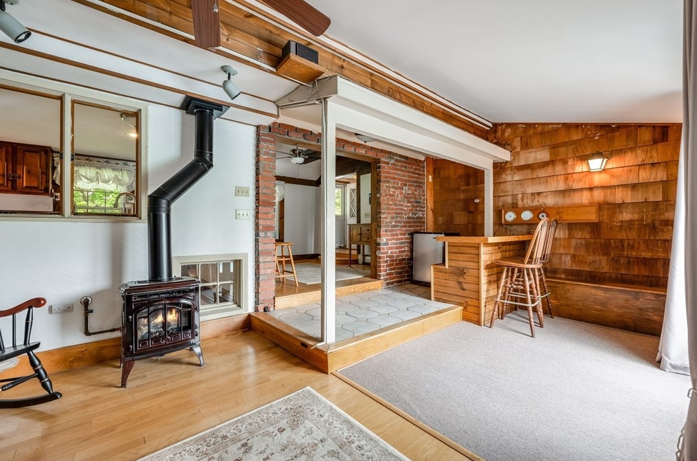 261 Asbury St, Hamilton MA 01982-1842 exterior