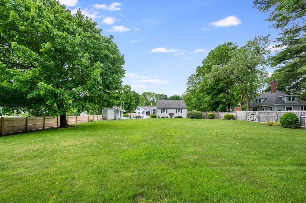 261 Asbury St, Hamilton MA 01982-1842 exterior