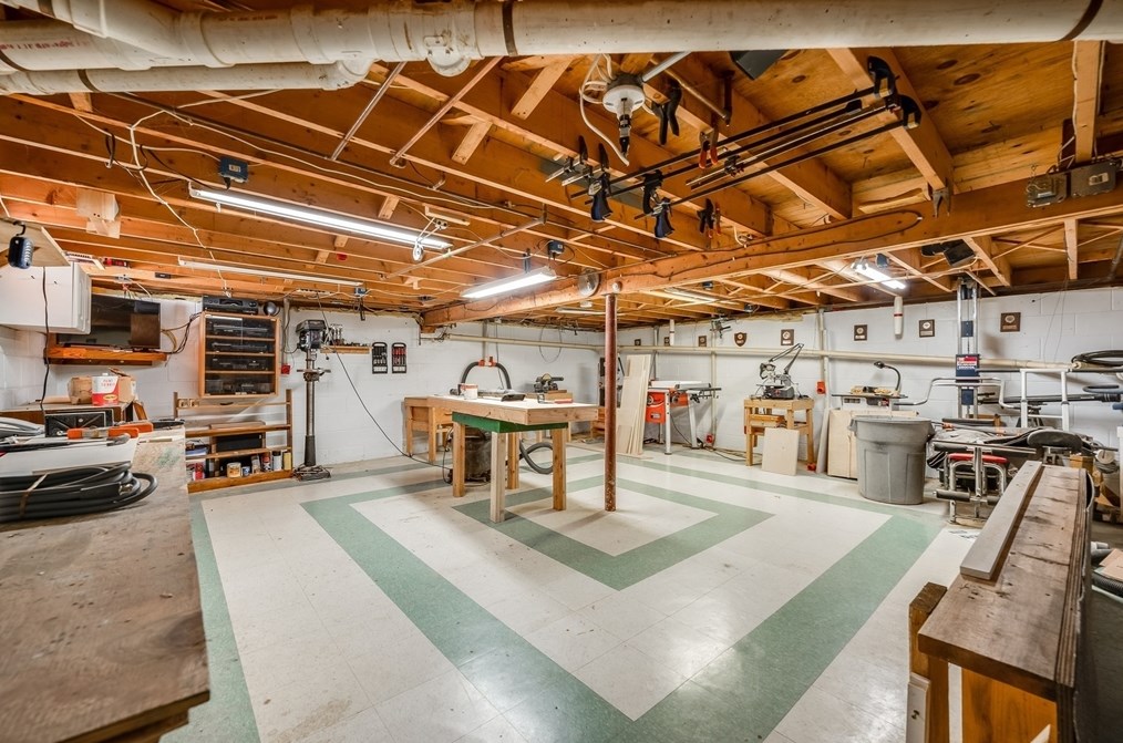 261 Asbury St, Hamilton MA 01982-1842 exterior