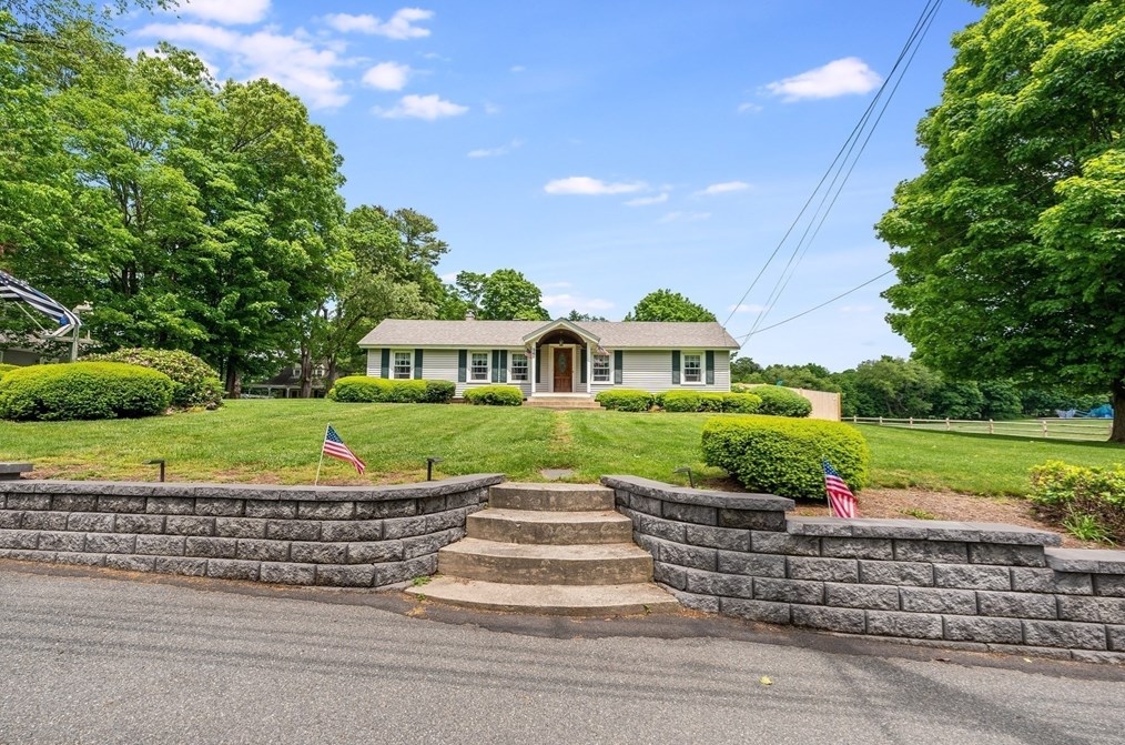 261 Asbury St, Hamilton MA 01982-1842 exterior