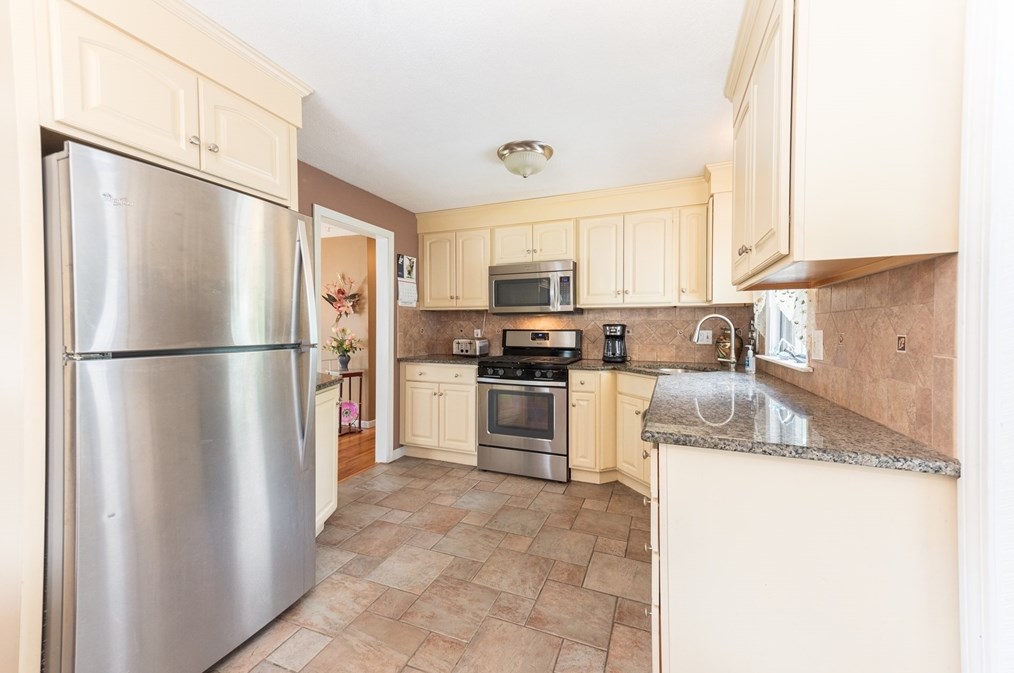 15 Dexter Ave, Dracut, MA 01826 exterior