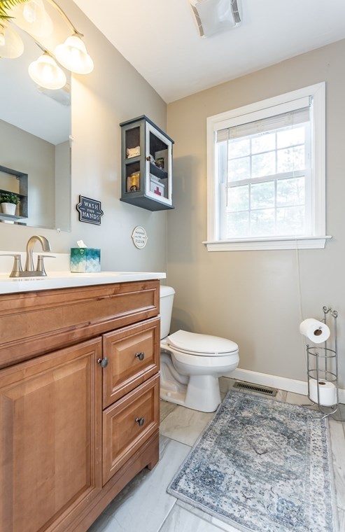 264 Charge Pond Rd, Wareham MA 02571-1114 exterior